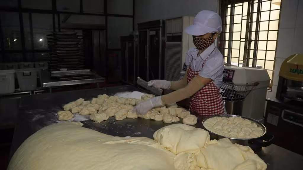 Bánh mì mỏ Quảng Ninh: Nét đẹp văn hóa ẩm thực độc đáo của người thợ lò Bánh mì mỏ Quảng Ninh: Nét đẹp văn hóa ẩm thực độc đáo của người thợ lò