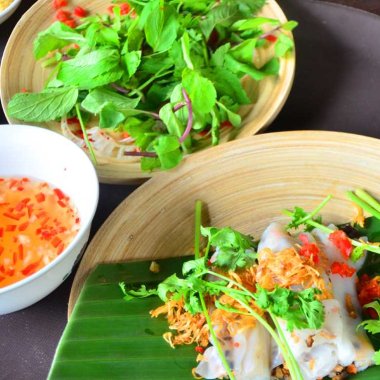 Bánh Cuốn Hải Sản Hạ Long: Sự Giao Thoa Độc Đáo Giữa Truyền Thống Và Đặc Sản Biển Bánh Cuốn Hải Sản Hạ Long: Sự Giao Thoa Độc Đáo Giữa Truyền Thống Và Đặc Sản Biển
