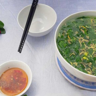 Canh Cải Nấu Rươi: Hương Vị Ấm Nồng Di Sản Ẩm Thực Vùng Đất Đông Triều Canh Cải Nấu Rươi: Hương Vị Ấm Nồng Di Sản Ẩm Thực Vùng Đất Đông Triều