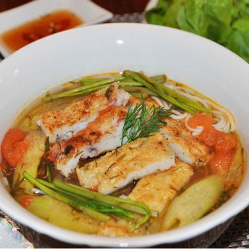 Hạ Long: Ăn bún chả mực Hạ Long: Ăn bún chả mực